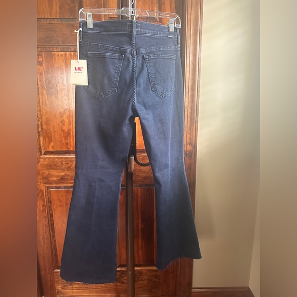 MOTHER NWT LIL’ MOTHER WEEKENDER FRAY SZ 28 Chip on my shoulder flare style - Picture 11 of 13